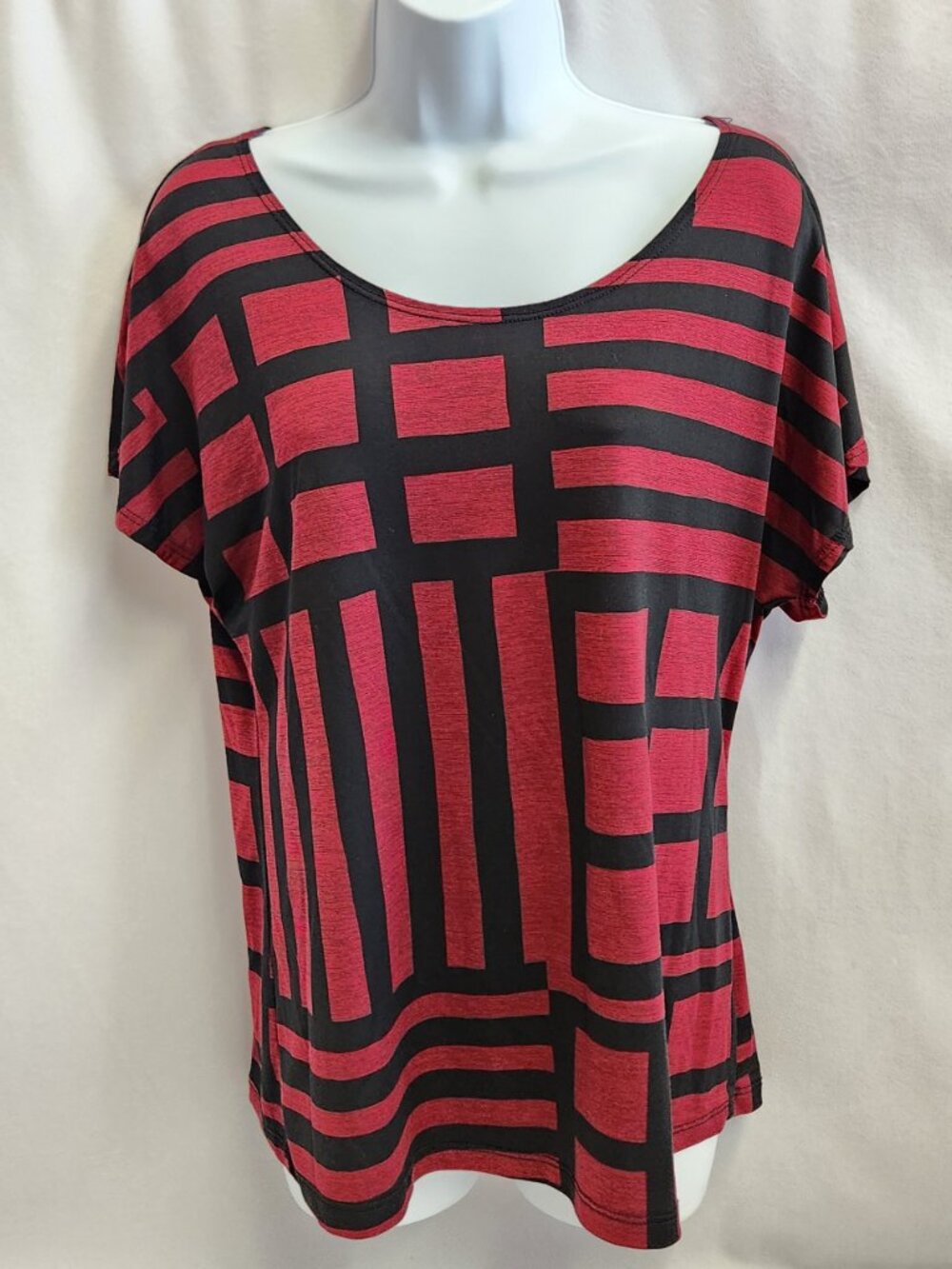 Lavish Scoop Neck Top Red and Black Geometric Cap Sleeves Size L
